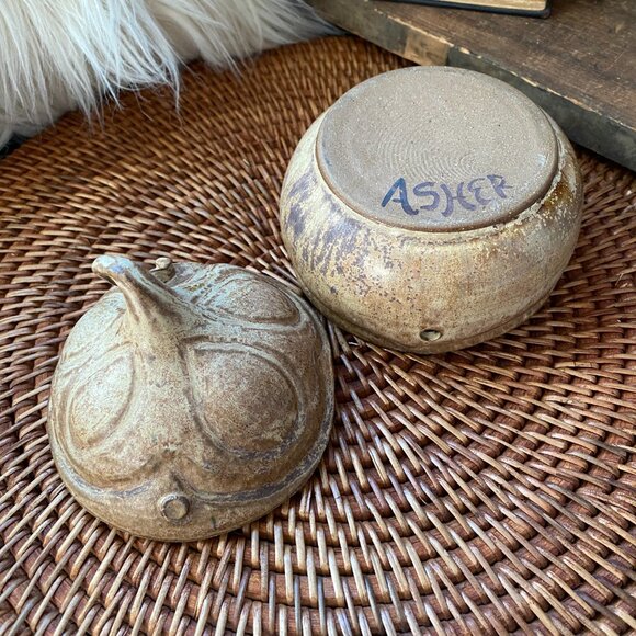 Handmade Artisan Signed ( ASHER ) Ceramic Stoneware Lidded Garlic Keeper - Picture 5 of 6